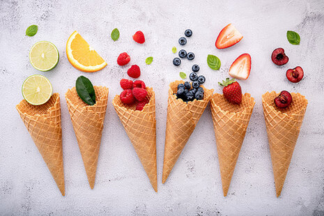 Mehrere Eistüten mit verschiedenen Früchten