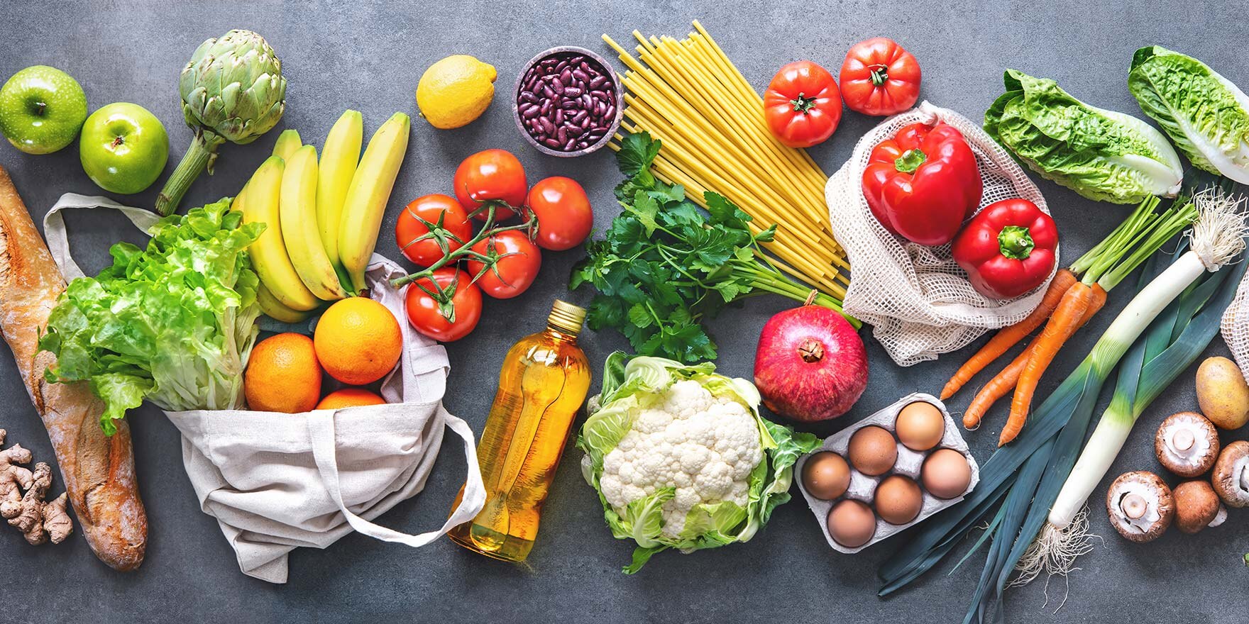 Lebensmitteleinkauf. Flache Lage von Obst, Gemüse, Gemüse, Brot und Öl in umweltfreundlichen Taschen, Draufsicht. 