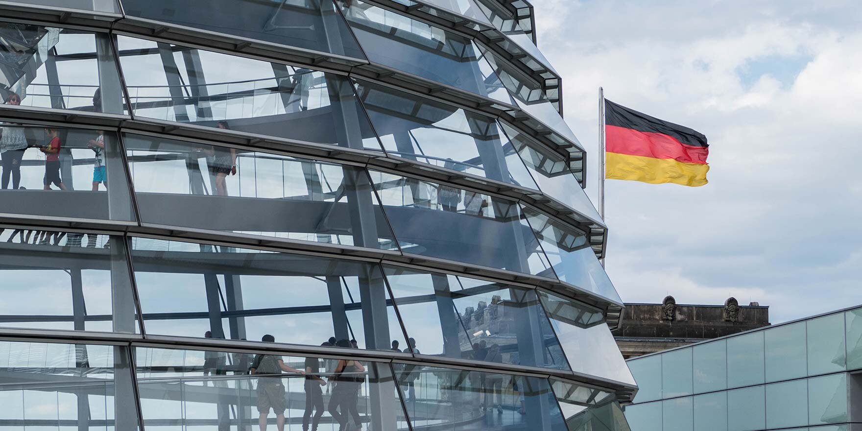 Kuppel des Deutschen Bundestages mit Deutschlandflagge rechts