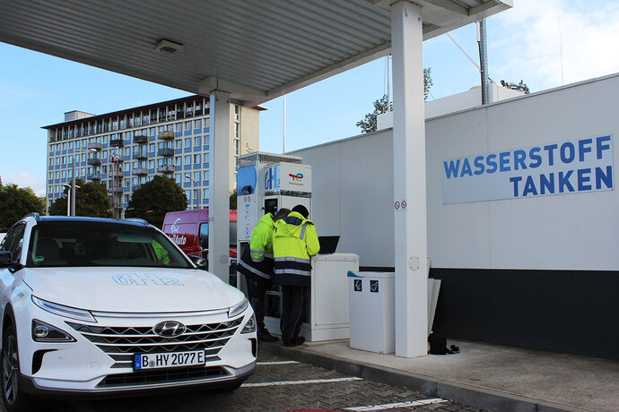 Das Bild zeigt die Wasserstofftankstelle in Dresden.